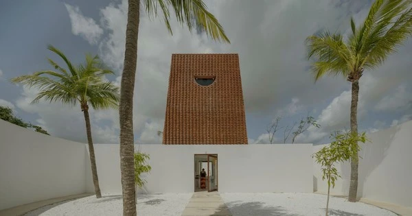 Ngôi nhà như ốc đảo giữa cồn cát, hút gió từ 4 phía