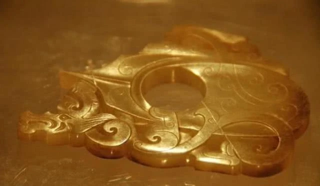 Đào mương vụ cấy, vô tình đụng trúng bình cổ đầy vàng lấp lánh