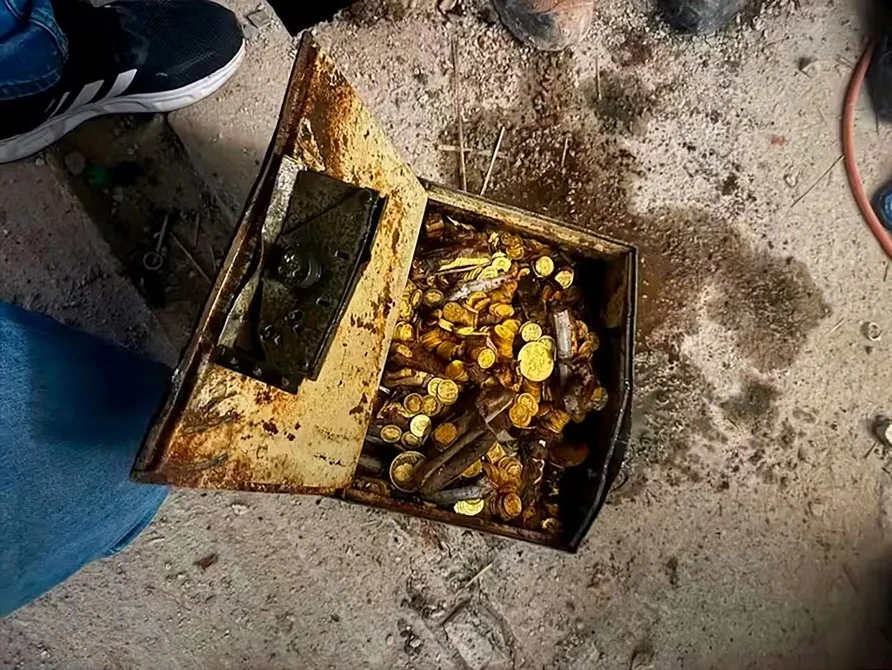 Sửa đường ống nước bất ngờ tìm thấy 'kho báu' 64 tỷ đồng