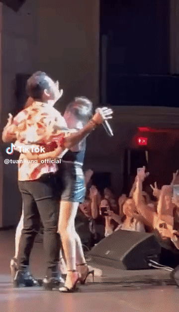 Tuấn Hưng nói gì khi bị hai khán giả nữ lên sân khấu ôm ấp? Tuan Hung noi gi khi bi hai khan gia nu len san khau om ap?