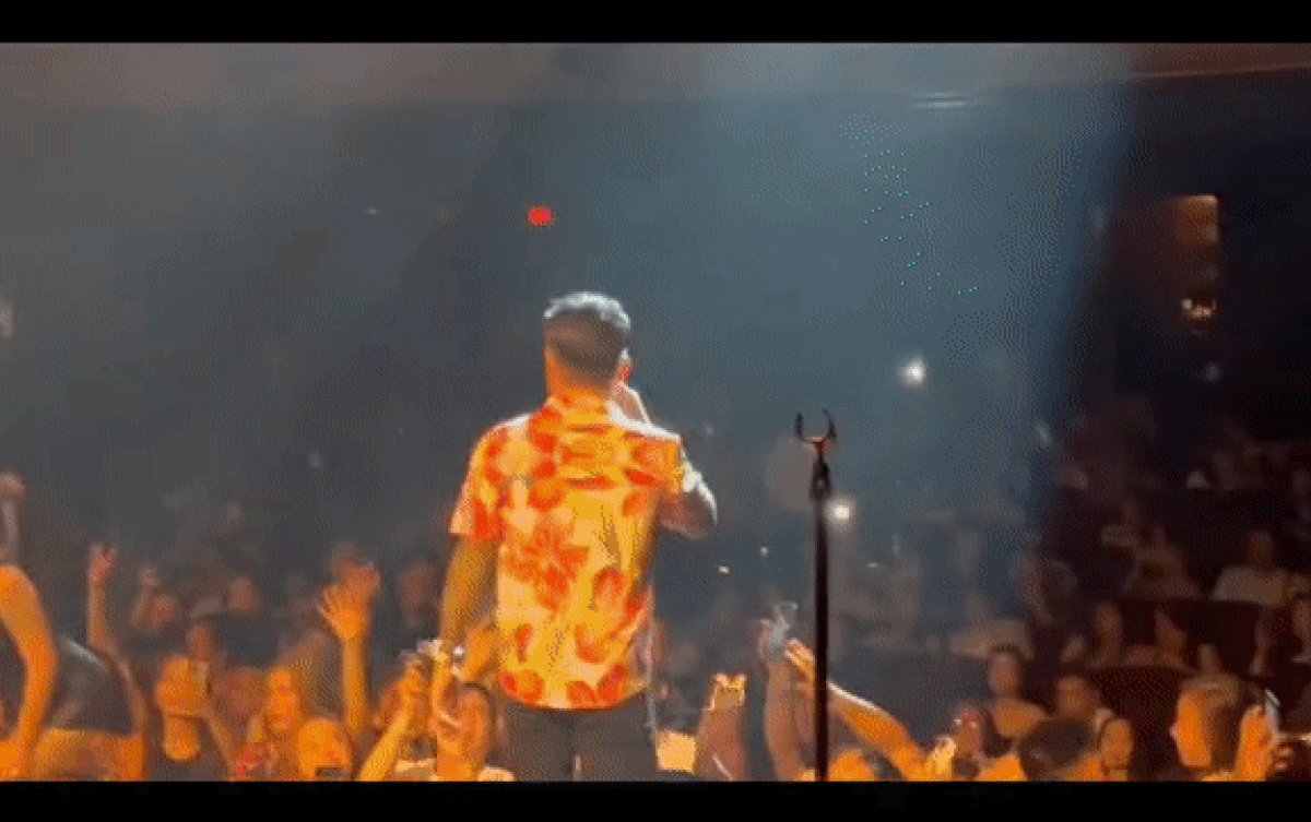 Tuấn Hưng nói gì khi bị hai khán giả nữ lên sân khấu ôm ấp? - Hình 4 Tuan Hung noi gi khi bi hai khan gia nu len san khau om ap?-Hinh-4