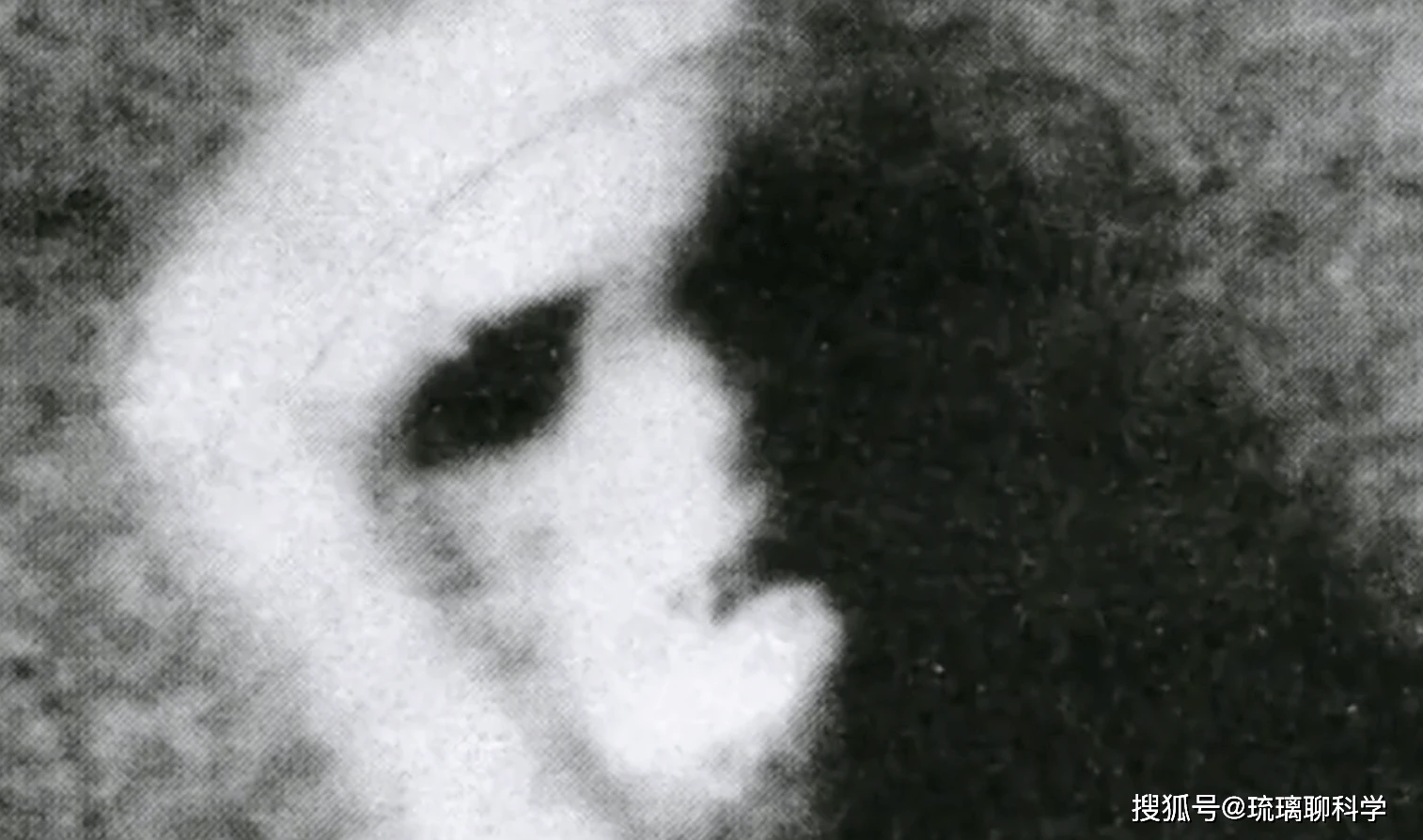 Mặt người thứ 2 lộ diện trên sao Hỏa, chuyên gia "đứng ngồi không yên"