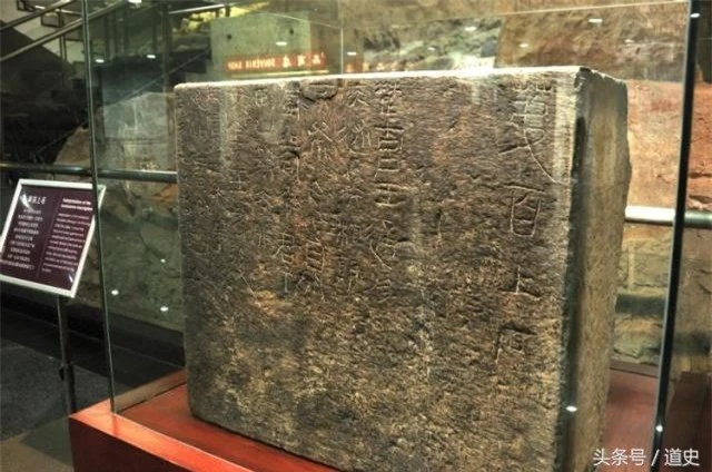 Bia mộ cảnh báo “đừng đào bới", chuyên gia phớt lờ và cái kết