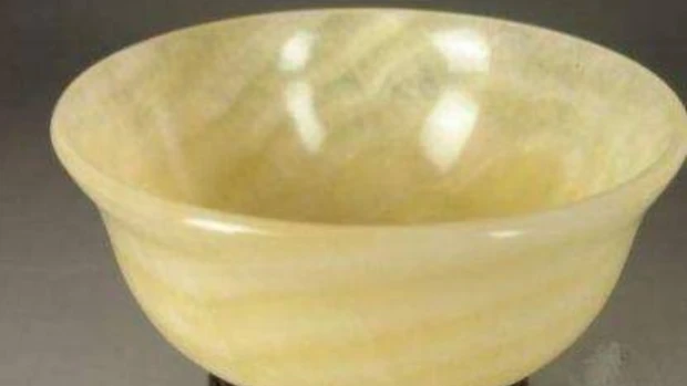 Đem đồ gia truyền đi thẩm định, suýt ngất khi biết... bảo vật quốc gia