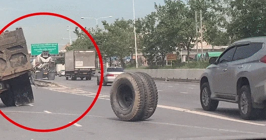 Tài xế đuổi theo bánh xe bị rơi giữa đường ở Thái Lan