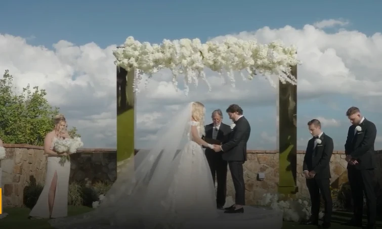 Video: Cổng hoa đổ sụp khi cặp đôi đang làm lễ cưới