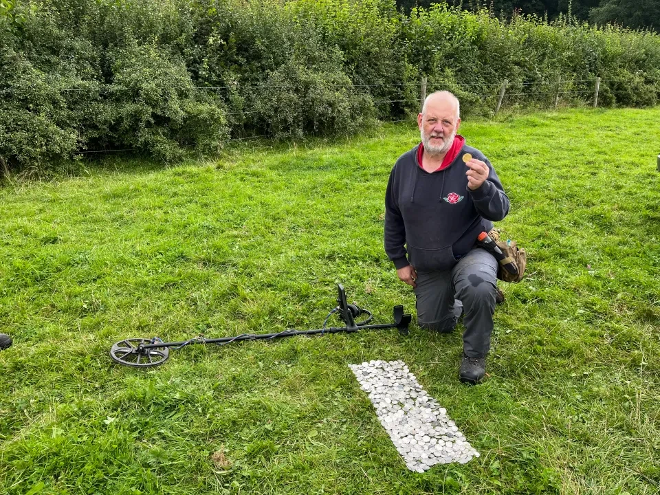 Cả đời săn tìm kho báu, sửng sốt 'chạm vào' báu vật quý hiếm