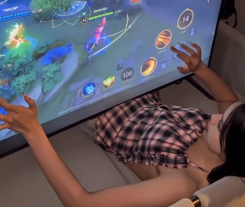 Chơi Liên Quân trên TV màn hình khủng, mỹ nhân gây choáng cõi mạng 