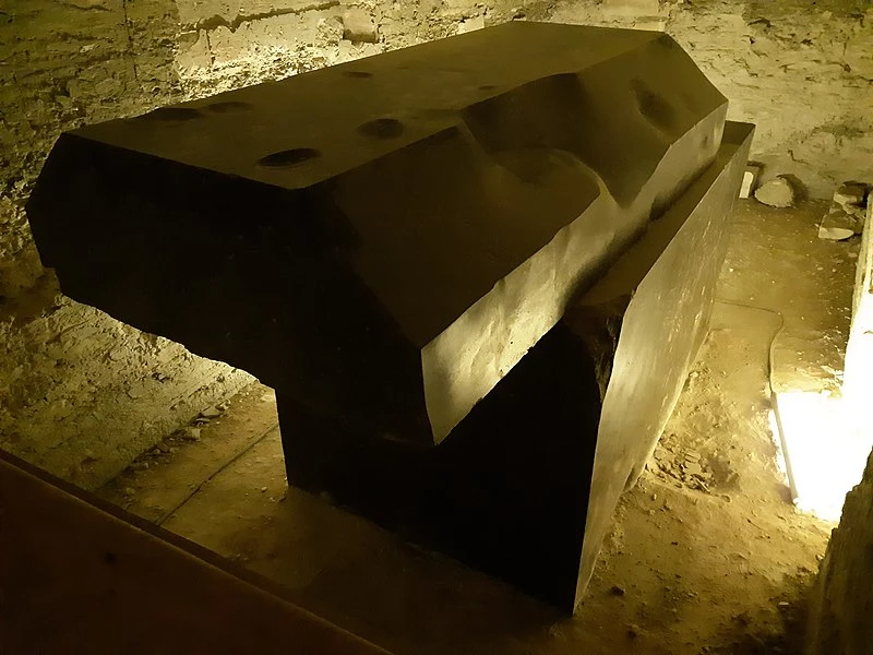 Phát hiện quan tài gần Kim tự tháp Ai Cập, chuyên gia "xanh mặt" vì...