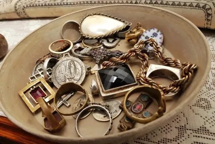 Dò kim loại trên cánh đồng, phát hiện hộp 'kho báu' đầy vàng