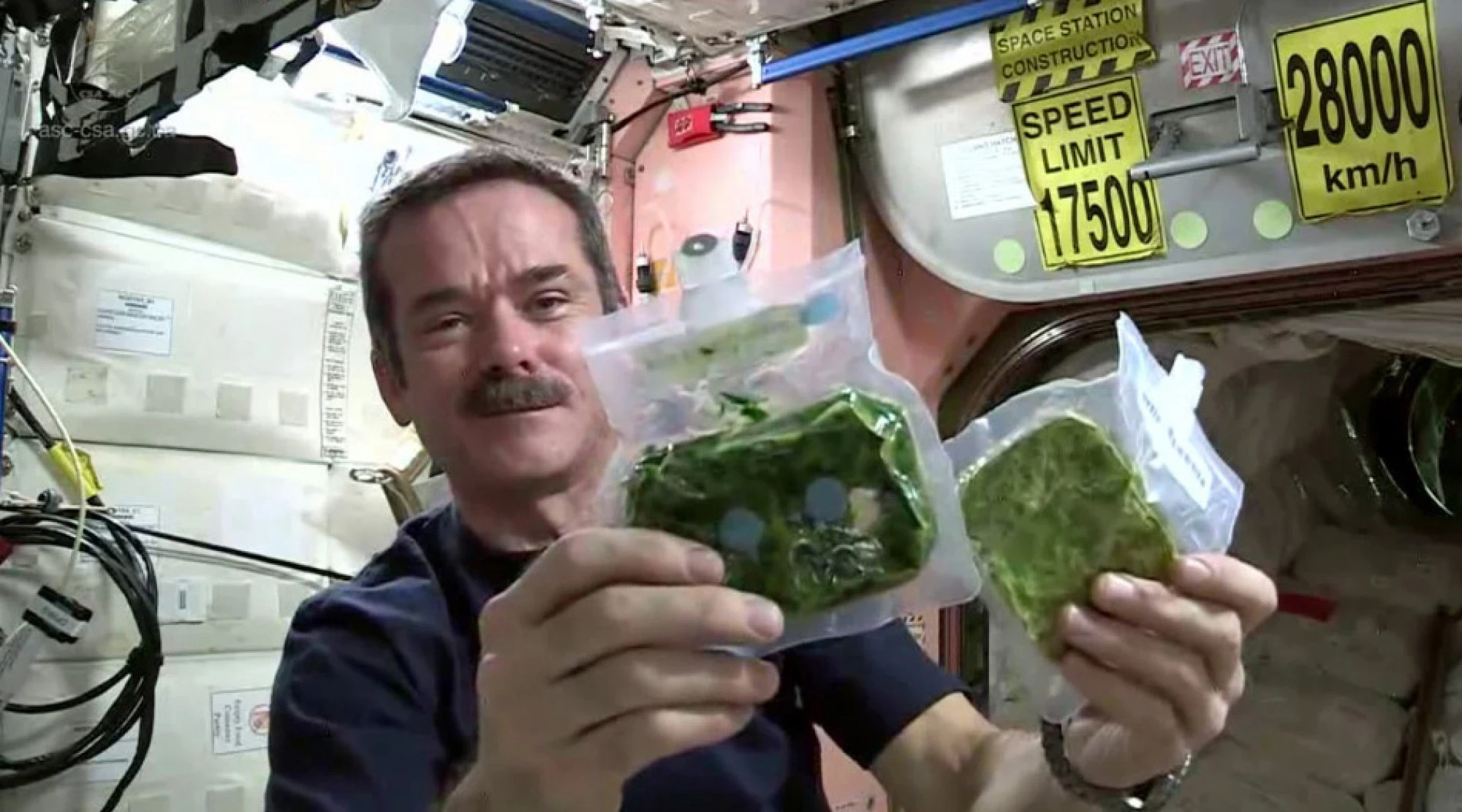 Lơ lửng trong vũ trụ, phi hành gia dùng đồ ăn thế nào?