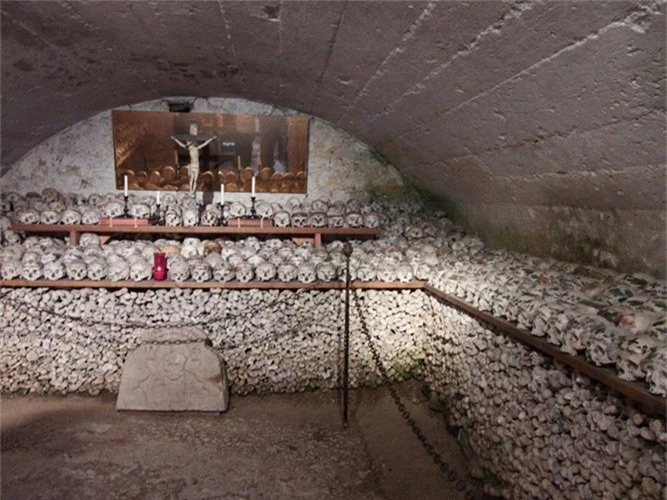 Ngôi làng có hàng trăm hộp sọ được trang trí kỳ quái