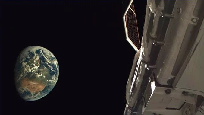 Mỹ công bố ảnh chụp máy bay vũ trụ tuyệt mật, lộ chi tiết sốc