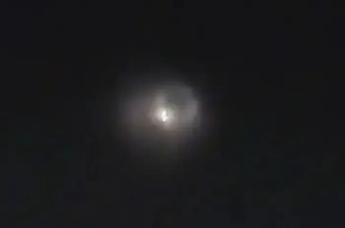 UFO phát sáng trên bầu trời Trung Quốc, chuyên gia giải mã bất ngờ 