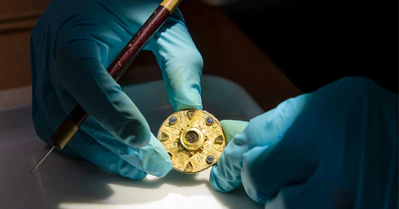 Mở mộ cổ "mỹ nhân", giật mình thấy báu vật vàng 1.400 năm tuổi