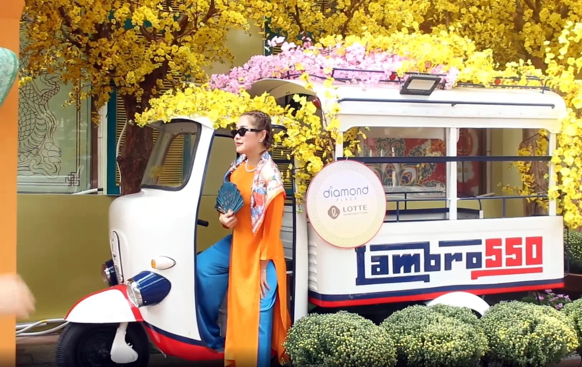 Giới trẻ đua nhau xuống phố chụp hình Tết