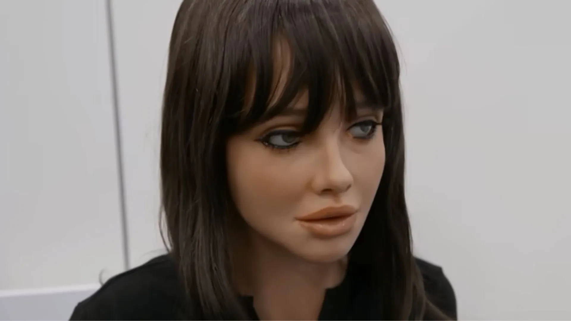 Robot “hotgirl” tích hợp ChatGPT giá gần 4 tỷ, dân mạng chê tơi tả vì...