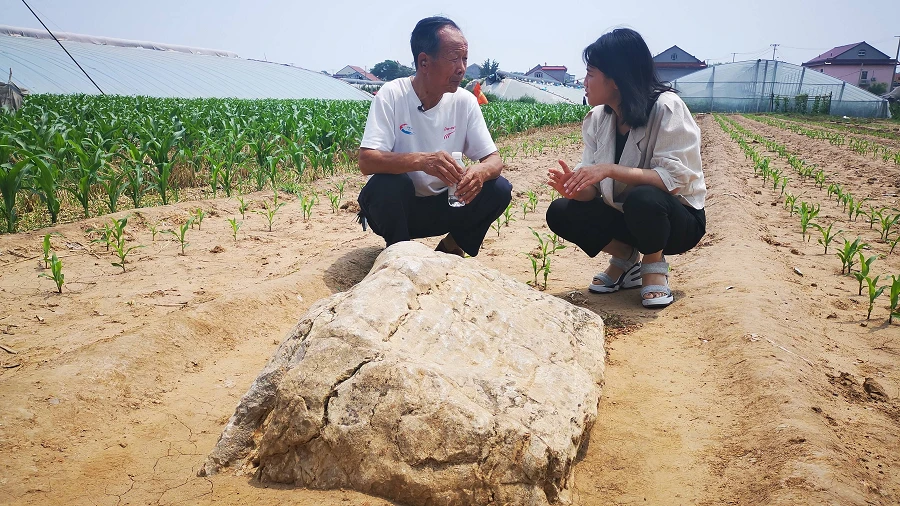 Kỳ lạ ngọn núi nhỏ nhất Trung Quốc, không ai dám leo trèo