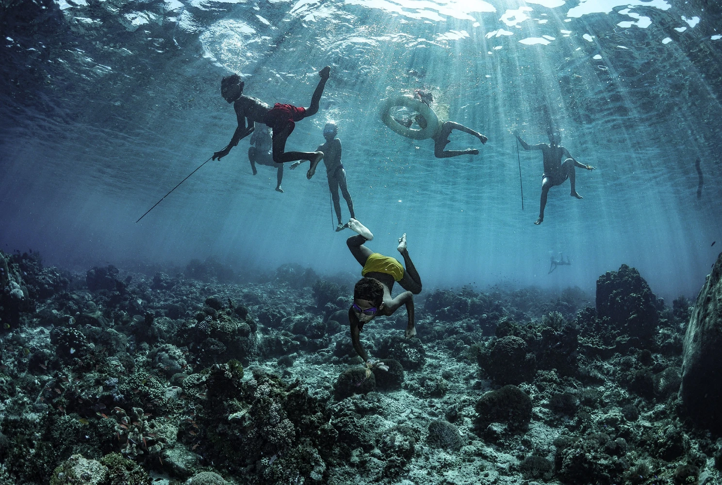 Choáng váng bộ tộc sống dưới nước, có 2 bộ phận to bất thường