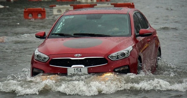 Đường phố Hải Phòng, Quảng Ninh 'biến thành sông' sau mưa lớn