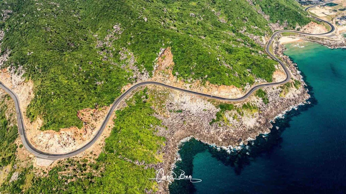 Chiêm ngưỡng cung đường ven biển Phú Yên từ trên cao