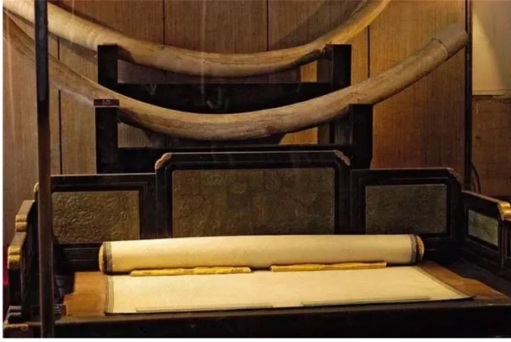 Dọn kho thấy chiếc chiếu cũ, chuyên gia thốt lên: " Báu vật tiền tỷ!"