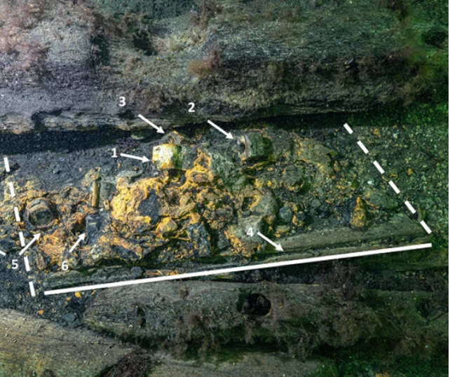 Giật mình thấy rương vũ khí lạ lênh đênh trên xác tàu chiến cổ