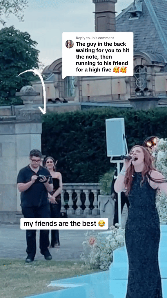 Hát tại đám cưới bạn thân, cô gái khiến cô dâu chú rể 'tàng hình' Hat tai dam cuoi ban than, co gai khien co dau chu re 'tang hinh'