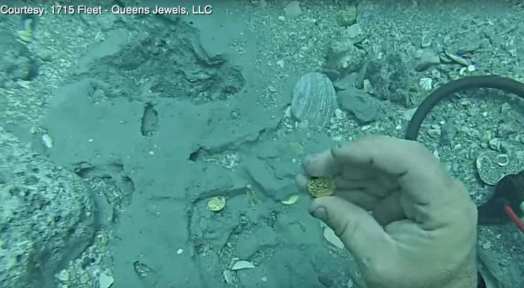 Thăm dò xác tàu đắm, thợ lặn sướng lịm tim thấy kho báu khủng