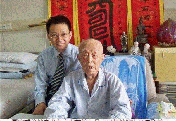 Bí quyết sống khỏe của giáo sư 98 tuổi dù 2 lần bị ung thư Bi quyet song khoe cua giao su 98 tuoi du 2 lan bi ung thu