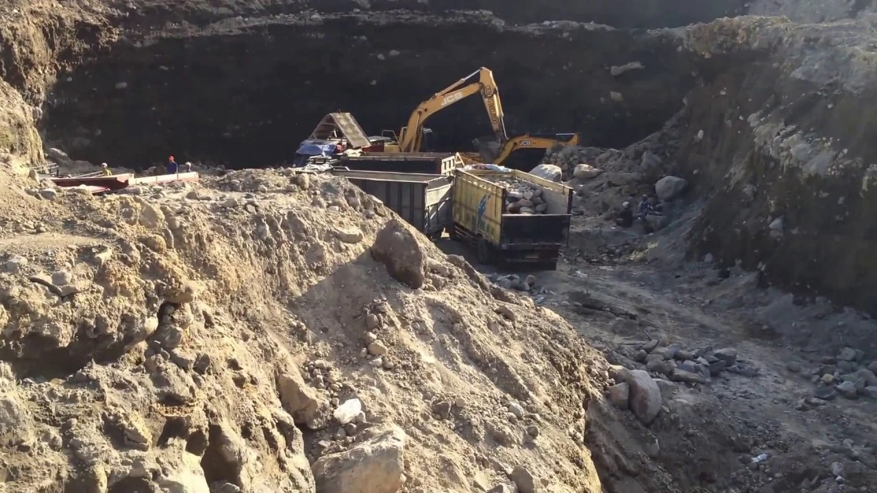 Đào bới công trường, công nhân va phải “kho báu” khắc tên Thần gió