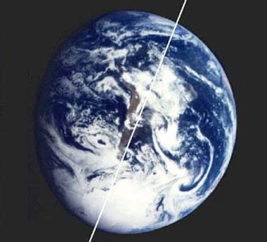 Trái Đất đang “lăn” khỏi vị trí ban đầu, chuyên gia nói gì?