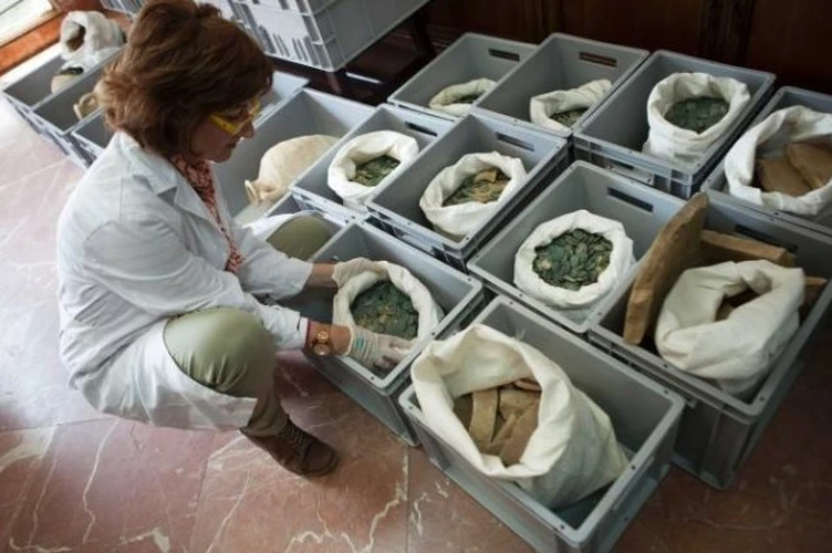 Đụng trúng bình chứa kho báu, chuyên gia hô: “Lập tức dừng thi công!”