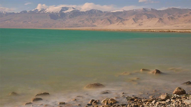 Kỳ bí hồ nước mặn nhất thế giới khiến tàu thuyền không thể đi qua 