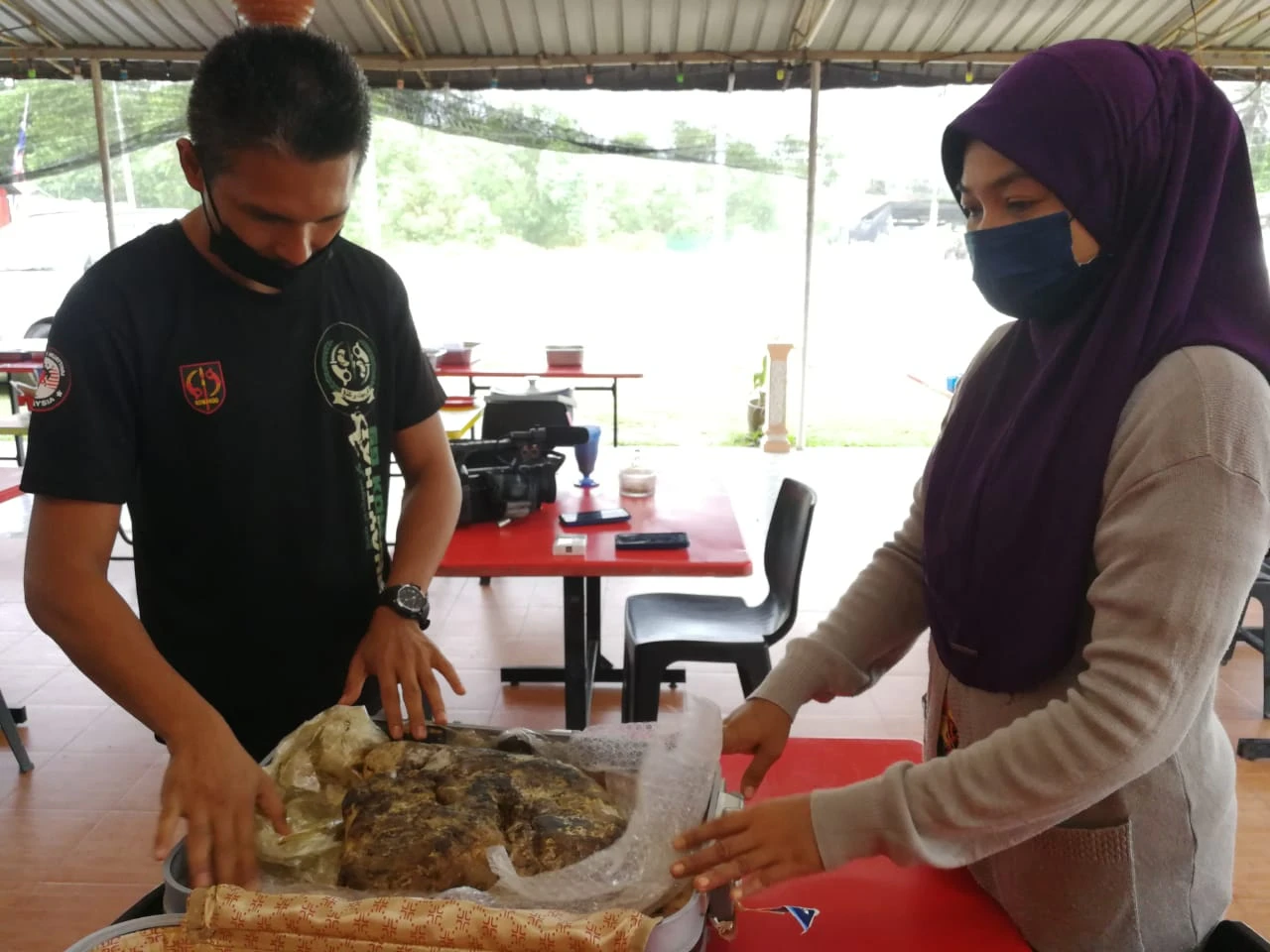 Đi câu cá vớt được rác, ai ngờ là “kho báu” hàng ngàn USD