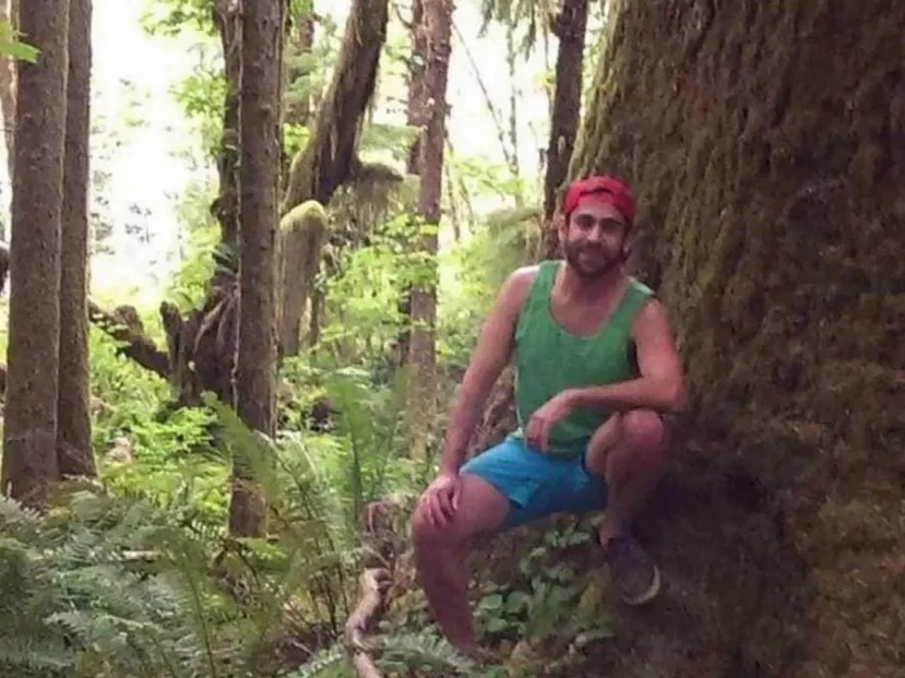 Đi cắm trại, vô tình chụp được ảnh quái vật Bigfoot ngồi xổm 