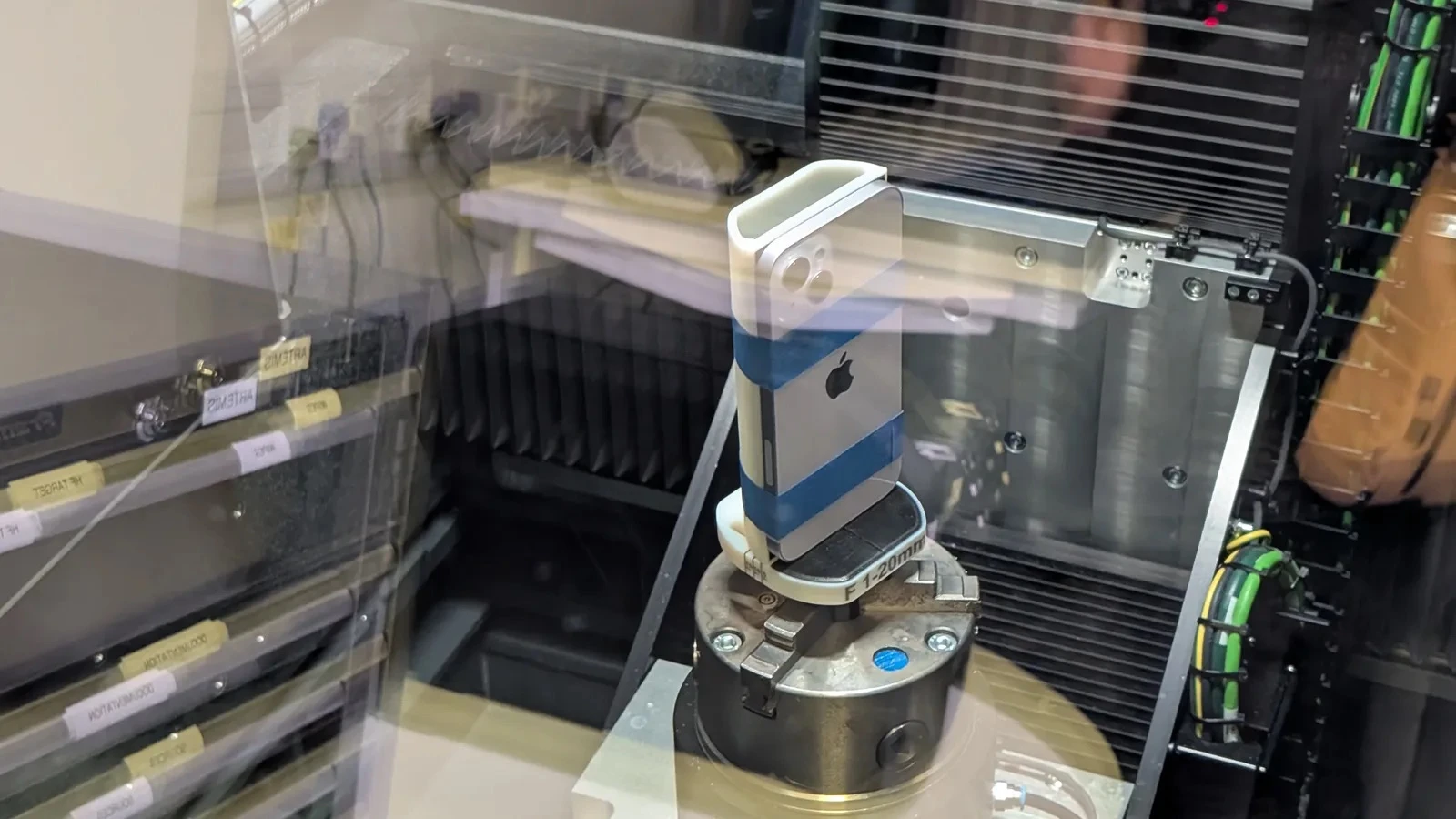 Cảnh tượng giật mình bên trong “phòng tra tấn” iPhone bí mật của Apple 