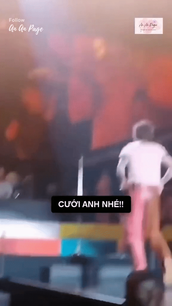 Nam ca sĩ 'đứng hình' khi khán giả mượn micro để cầu hôn nhau - Hình 3 Nam ca si 'dung hinh' khi khan gia muon micro de cau hon nhau-Hinh-3