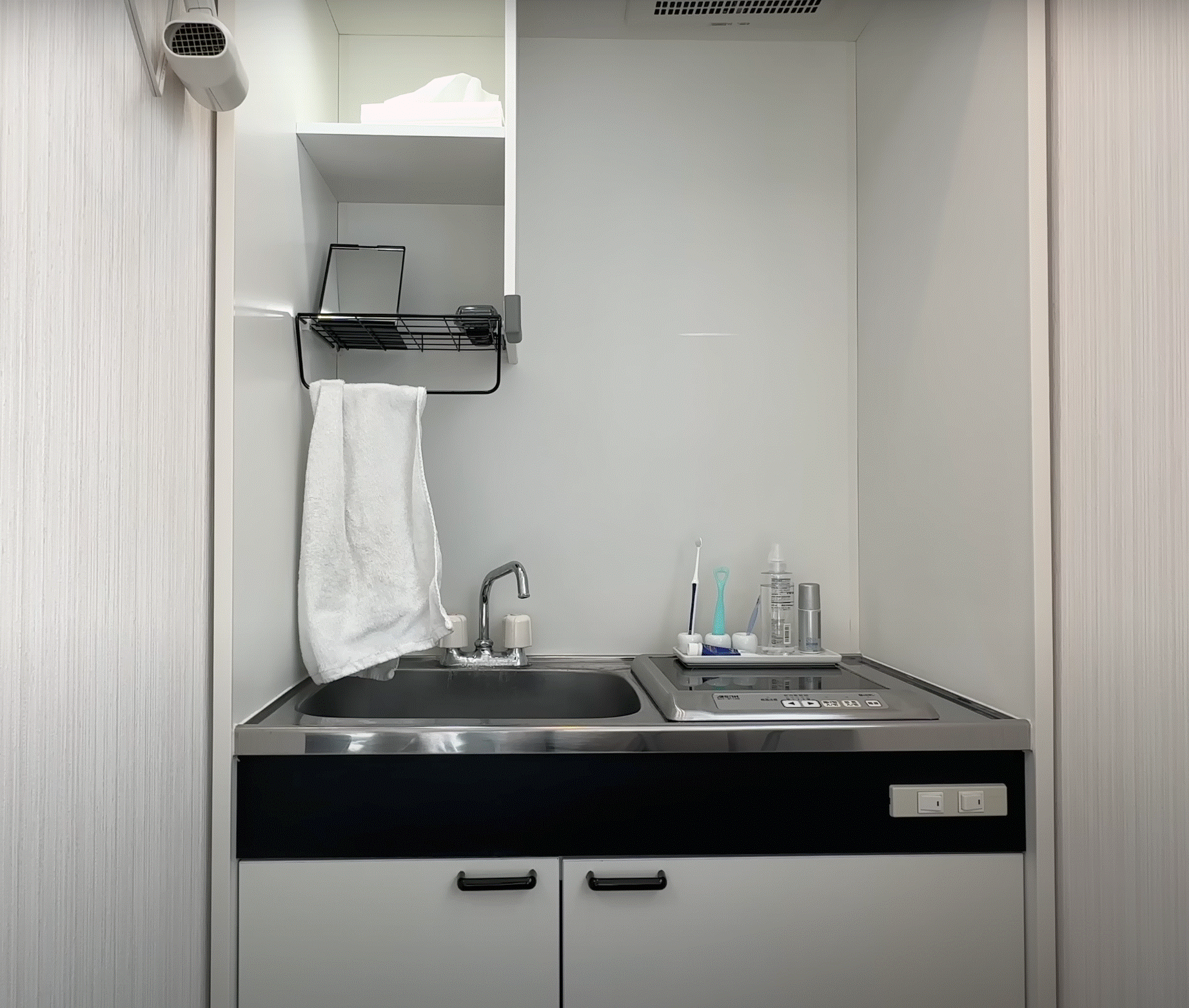 Chang trai song trong can nha sieu nho 7m2 khong co tu lanh va bep-Hinh-4