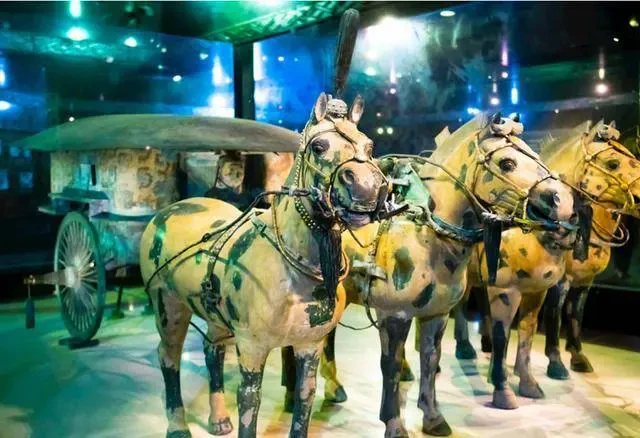 Bí ẩn cỗ xe giường nằm của Tần Thủy Hoàng 2.000 năm vẫn chạy 