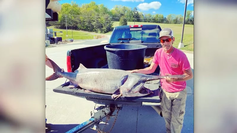 Người đàn ông vật lộn với 'thuỷ quái' nặng 68kg hơn 30 phút