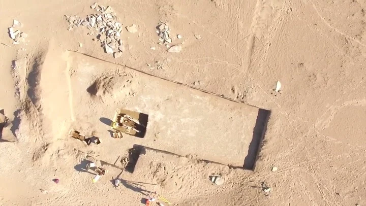 Mở mộ cổ 2.100 năm, chuyên gia tái mặt thấy iPhone “xuyên không” 