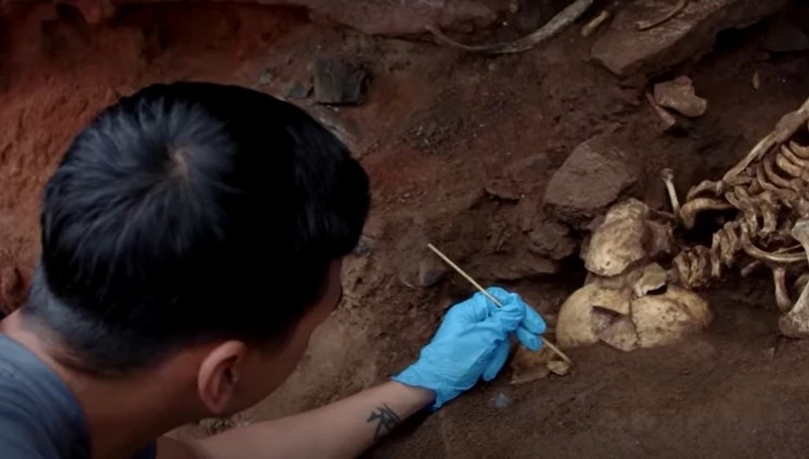 Bí ẩn 6 bộ hài cốt úp mặt trong hang động trên vách đá