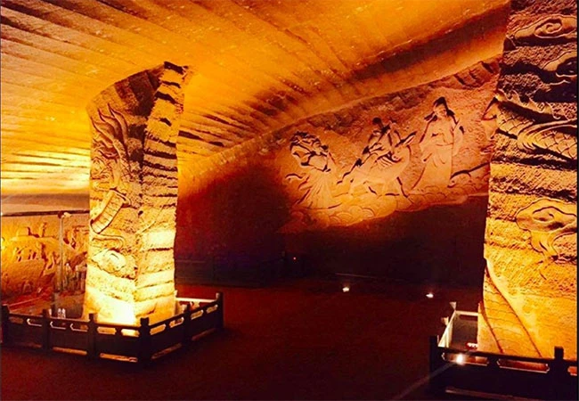 Rút toàn bộ nước trong ao, bất ngờ lộ ra kỳ quan "không tưởng"