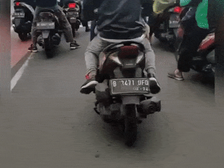 Video: Chờ đèn đỏ không chống chân, thanh niên cứ uốn éo như sâu Video: Cho den do khong chong chan, thanh nien cu uon eo nhu sau