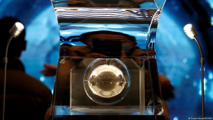 Phát hiện mầm sự sống “mắc kẹt” trong hạt thủy tinh Mặt trăng