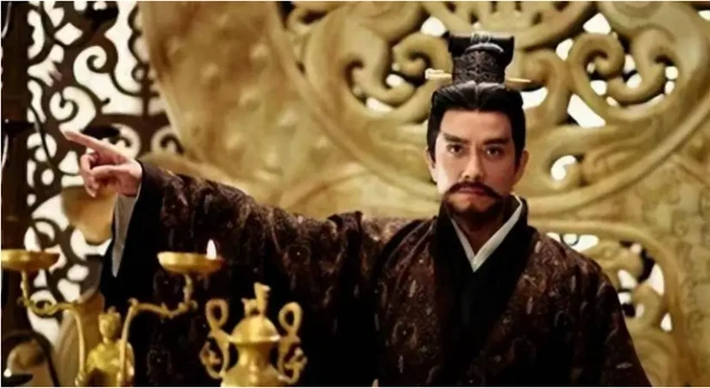 Vị hoàng đế nào được mệnh danh "người du hành thời gian"?