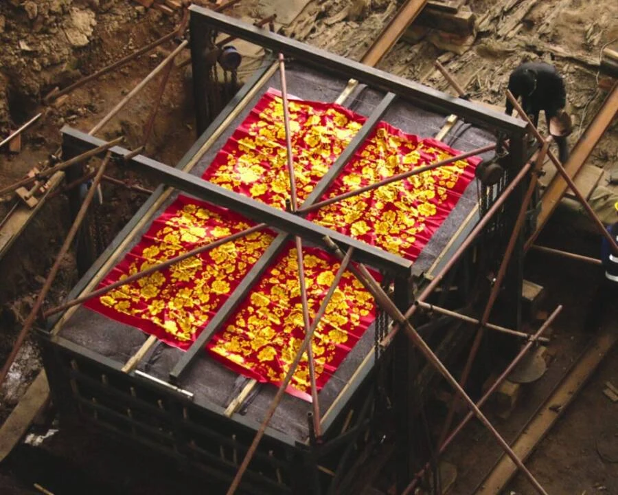 Phá núi khiến mộ cổ nổ tung, vàng bắn tung toé khắp nơi