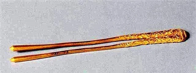 Đào đất tìm được đôi đũa lạ, không ngờ là “bảo vật” hàng tỷ đồng