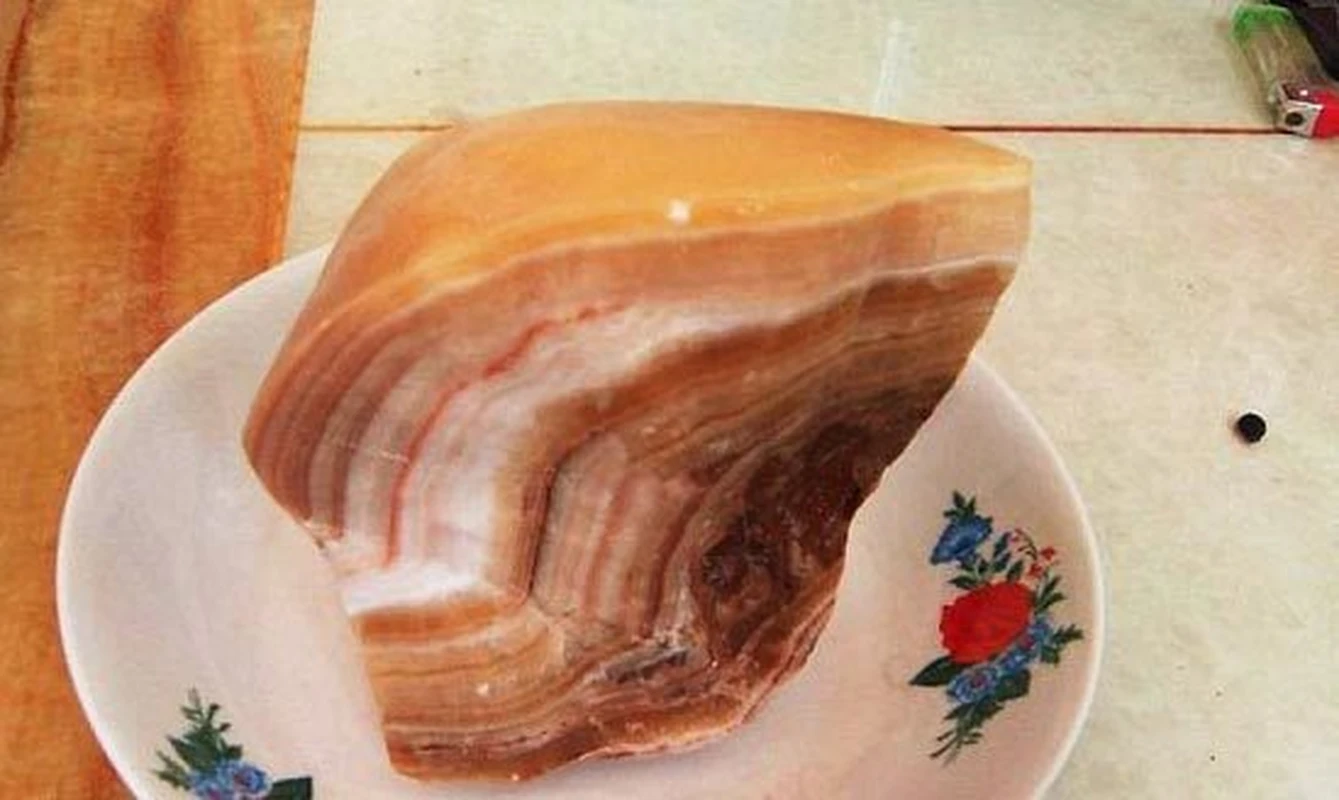 Nhặt viên đá lạ, tưởng miếng thịt lợn ai ngờ là "báu vật" tiền tỷ